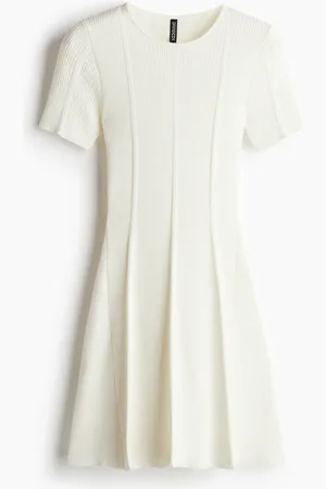 H&M Ausgestelltes Kleid aus Rippstrick - Weiß - Damen