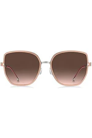 HUGO BOSS Nudefarbene Sonnenbrille mit geteilten Bügeln und Logo-Kette