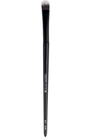 Brushworks No. 18 Flat Eye Brush