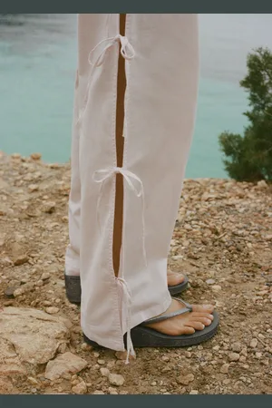 MANGO Keilabsatz-Sandale mit glänzendem Finish - Damen - 41