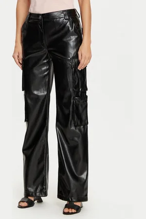 Guess Hose aus Kunstleder Kori W4YB11 WF8Q0 Relaxed Fit