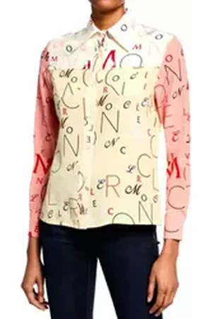 Moncler Seidenbluse Genius 1952 Lettering Logo Printed Doppelte Brusttaschen, Spitzkragen und Ton-in-Ton-Nähte bunt S