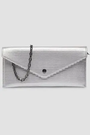QS by s.Oliver Tragetasche Elegante Clutch mit Kettenriemen und Überschlag mit Magnetknopf, Logo silberfarben