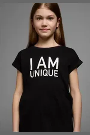 Kidsworld T-Shirt Mit Spruch: I AM UNIQUE kurzärmelig, weit geschnitten, bedruckt, Rundhalsausschnitt schwarz 128/134