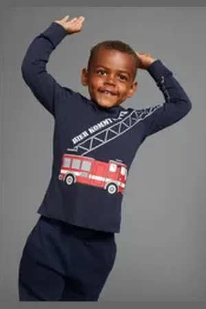 Kidsworld Langarmshirt HIER KOMMT RETTUNG Langarm, Basic-Passform, peppiger Druck blau 140/146