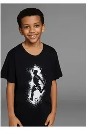 Kidsworld T-Shirt Mit lässigem FUSSBALLER - Druck Kurzarm, Basic-Passform, mit stylischem Druck, Rundhalsausschnitt schwarz 152/158