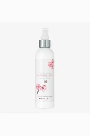 Rituals Textilerfrischer The Ritual of Sakura Refreshing Spray (1-St), Zarter Kirschblütenduft für Ihr Zuhause – sofortige Frische​