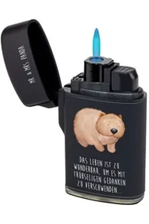 Mr. & Mrs. Panda Feuerzeug Wombat - Schwarz - Geschenk, Das Leben ist schön, lustige Sprüche, Ti (1-St), Frisches Design schwarz