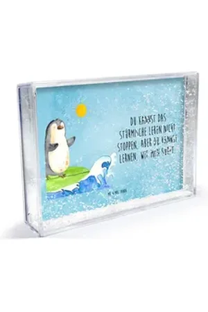 Mr. & Mrs. Panda Bilderrahmen Pinguin Surfer - Eisblau - Geschenk, Wellen, Portugal, (1 St), Besondere Schnee-Füllung blau