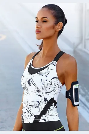 Lascana Funktionsshirt White Marble mit gekreuzten Trägern