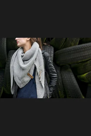 Knit Factory Schal Coco Dreiecksschals 190x85 cm Glatt Grau, (1-St), Schal Strickschal Umhängetuch Tuch Strickware - Verkäufer: Bettklusiv GmbH
