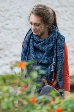 Knit Factory Schal Coco Dreiecksschals 190x85 cm Glatt Dunkelblau, (1-St), Schal Strickschal Umhängetuch Tuch Strickware - Verkäufer: Bettklusiv GmbH