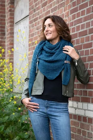 Knit Factory Schal Jaida Dreiecksschals 190x85 cm Glatt Dunkelblau, (1-St), Schal Strickschal Umhängetuch Tuch Strickware - Verkäufer: Bettklusiv GmbH