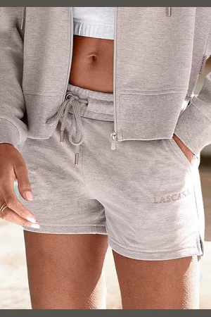Lascana Sweatshorts mit Logostickerei, Loungeanzug