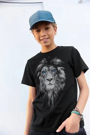 Kidsworld T-Shirt Mit Löwenprint: LION WITH BLUE EYES Kurzarm, Basic-Passform, mit trendigem Druck, Rundhalsausschnitt