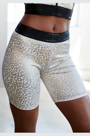 Lascana Funktionsshorts Radlerhose mit glänzendem Leomuster und 3D-Schriftzug auf dem Bund