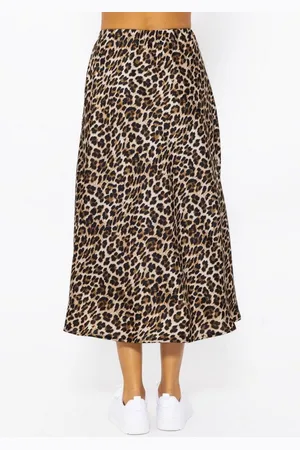 SASSYCLASSY Schlupfrock Leo Satin Midirock Damen in A-Linie elegant Weicher Satinrock mit Gummibund und Leo-Print Schwarz Beige Braun - Verkäufer: