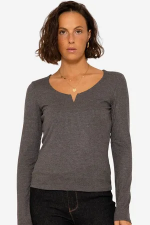 SASSYCLASSY Longshirt Lässiges Shirt mit langen Ärmeln Geripptes Langarmshirt mit Rundhalsausschnitt und dezentem V-Detail - Verkäufer: