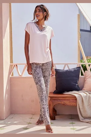 Lascana Pyjama (Set, 2 tlg) mit gemusterten Details