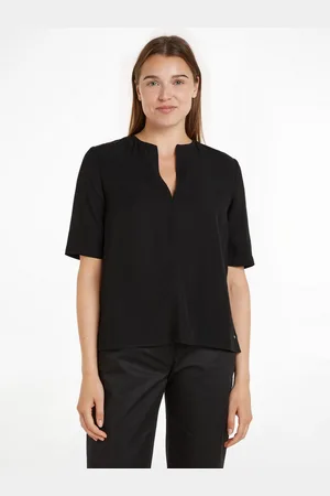 Tommy Hilfiger Klassische Bluse VISCOSE REGULAR V-NECK SS BLOUSE mit Markenlabel