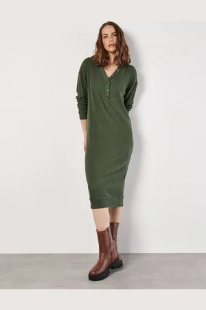 Apricot Strickkleid aus Rippstrick, mit Zierknöpfen - Verkäufer: