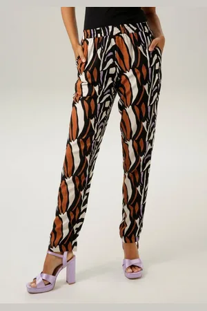 Aniston Schlupfhose mit trendfarbenen, graphischen Druck