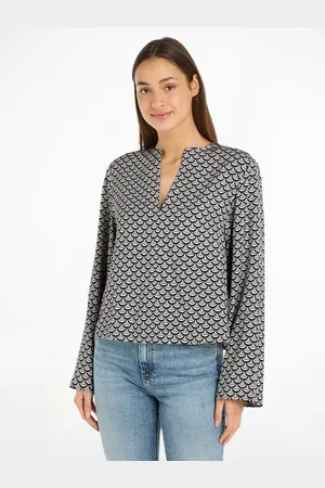 Tommy Hilfiger Blusentop SEAL AOP V-NECK BLOUSE mit Logopatch