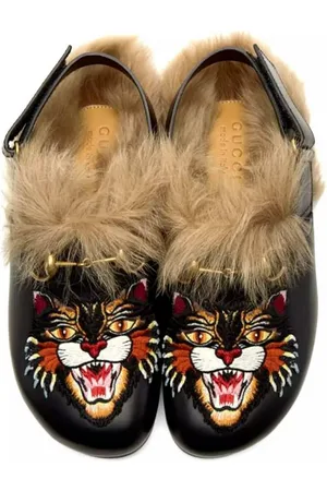 Gucci Lammfell Princetown Sandalen mit Horsebit Unisex Clog Diese luxuriösen Slipper sind ein seltenes Sammlerstück - Verkäufer: eldigo