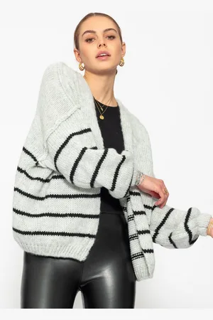 SASSYCLASSY Cardigan Cardigan mit Streifen und sichtbaren Außennähten Gestreifter Oversize Cardigan mit Außennähten Schwarz - Verkäufer: