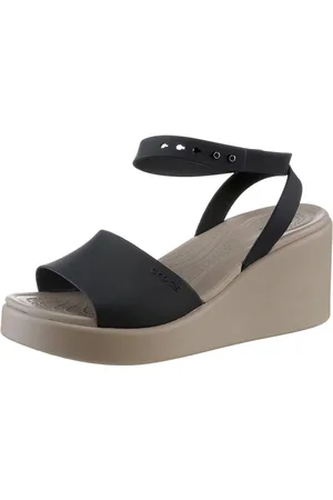 Crocs Brooklyn Ankle Strap Wedge Keilsandalette, Plateausandale, Sandale in Bequemweite G (weit)