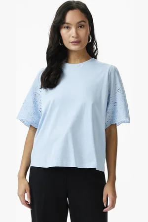Y.A.S Kurzarmshirt YASLEX SS TOP W. EMB SLEEVES S. NOOS mit Lochstickerei