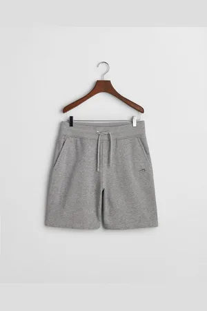 GANT Sweatshorts REG SHIELD SWEAT SHORTS mit einer kleinen Logostickerei unter der Eingriffstasche