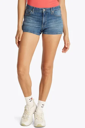 Tommy Hilfiger Shorts NORA SHORT BI8233 mit Logo-Badge, in blauer Waschung
