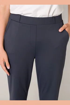 Base Level Stoffhose Tori mit ausgestelltem Bein und Stretch