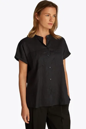 Tommy Hilfiger Kurzarmbluse ESS LINEN COLLARLESS S/S BLOUSE mit Logostickerei,kühlendes Premium Leinen