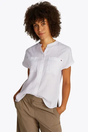Tommy Hilfiger Kurzarmbluse ESS LINEN COLLARLESS S/S BLOUSE mit Logostickerei,kühlendes Premium Leinen