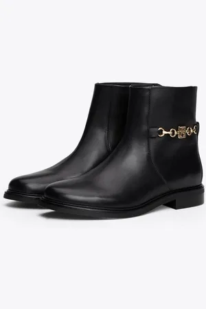 Tommy Hilfiger TH CHAIN LEATHER LOW BOOTIE Stiefelette, Blockabsatz, Businesschuh, Ankleboots mit goldfarbener Zierkette