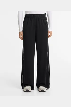 Oysho Gerade Geschnittene, Weite Hose Mit Modal Und Seitlicher Applikation