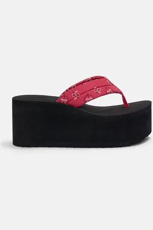Pull&Bear Sandalen Mit Keilabsatz Und Detail