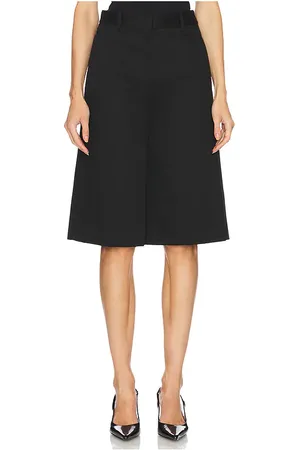 NILI LOTAN SHORTS ERZA in . Size 2, 4, 8.