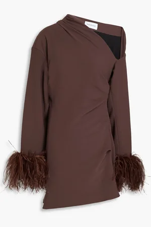 16Arlington Minikleid aus Crêpe mit asymmetrischer Schulterpartie und Federverzierung - Braun - UK 12