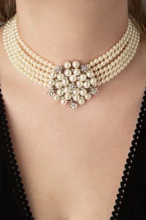 Lovely Audrey Choker-Halskette mit cremefarbenen Perlen