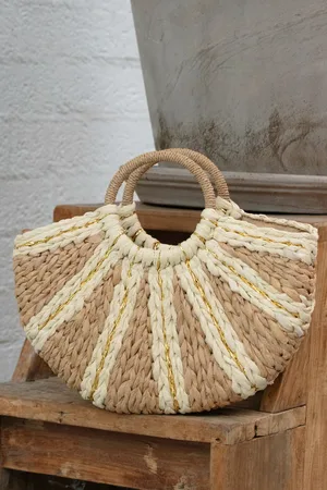 Amici Monaco gewobene Rattan Tasche in Beige und Gold.