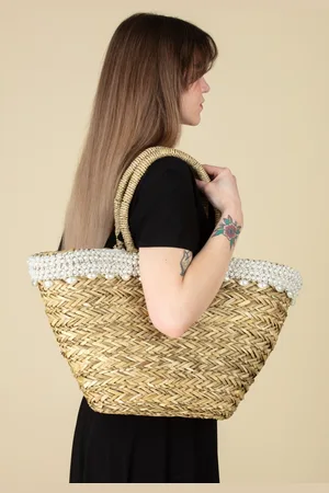 Amici Santander Pearly geflochtene Rattantasche in Beige.