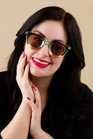SURKANA That Girl Sonnenbrille in Khaki