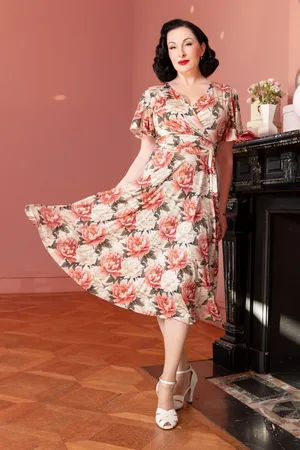Vintage Chic Irene Floral Cross Over Swing Kleid in Creme und Rosa.