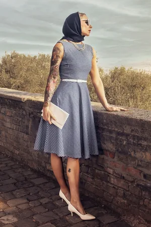 Vintage Chic Francine Gingham Swing Kleid in Marineblau und Weiß.