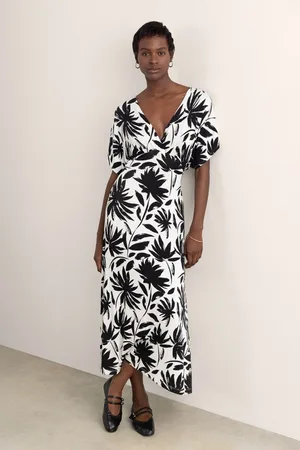 SURKANA Mara Midaxi Kleid in Weiß und Schwarz.