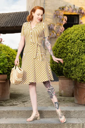 Very Cherry Revers Tricot Streifen Kleid in Honiggelb
