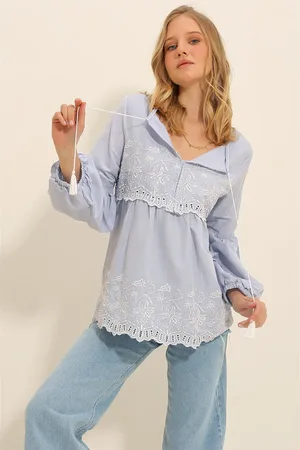 Trend Alacati stili Bluse In Babyblau Mit Besticktem Kragen Vorne, Quasten Und Ballonärmeln, Gewebt, für Damen - L